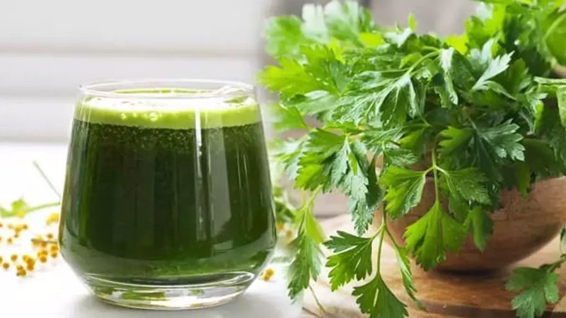 Faydaları saymakla bitmiyor! Günde 1 bardak maydanoz sapının suyunu içerseniz…