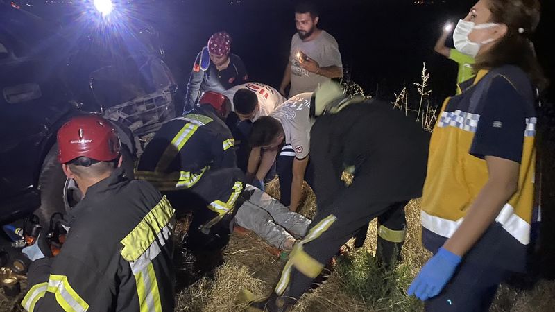 Manisa'da kontrolden çıkan otomobil tarlaya uçtu: 4 yaralı