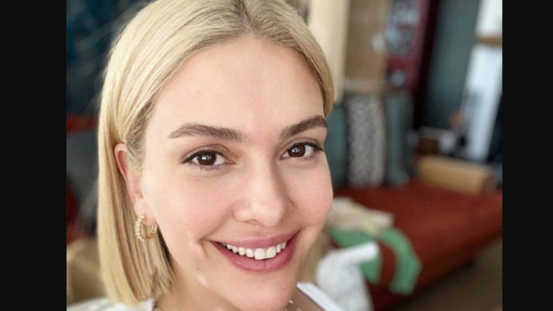 Bergüzar Korel, beyaz bikinisiyle poz verdi