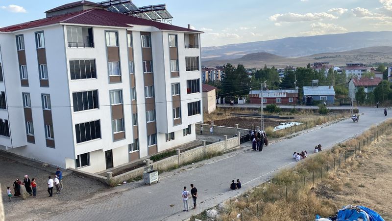 Muş'ta balkondan düşen bebek kurtarılamadı