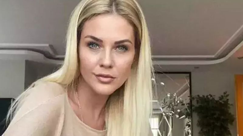 Emine Ün'den mayolu poz