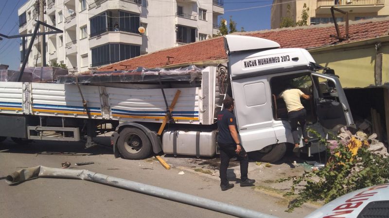 Aksaray'da tır boş dükkana çarptı: 1 yaralı