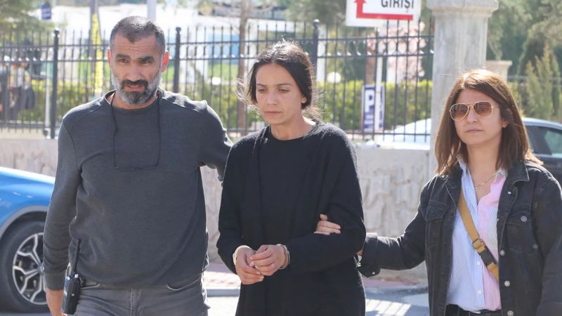 Denizli'de tartıştığı eşini sırtından bıçaklayan kadın, hakim karşısına çıktı