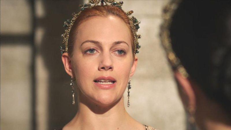 40'lık Meryem Uzerli'den bacak şov! Sere serpe uzandı, dekoltesi göz aldı! 