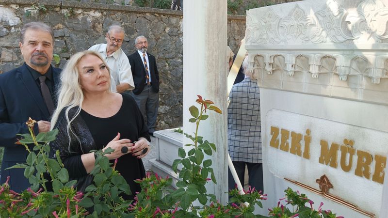 Zeki Müren kabri başında anıldı