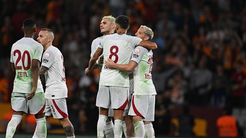 Atatürk Olimpiyat Stadı'nın zemini gıda boyasıyla kapatıldı