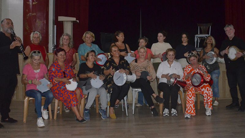 Çanakkaleli kadınlar günlük hayatın stresinden darbuka çalarak uzaklaşıyor