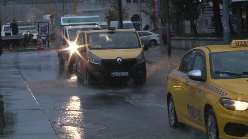 AKOM İstanbul için saat verdi! İstanbul'da mecbur kalmadıkça trafiğe çıkmayın