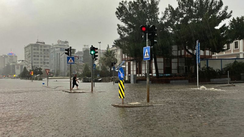 Meteoroloji'den 1 il için turuncu, 10 il için sarı kodlu uyarı