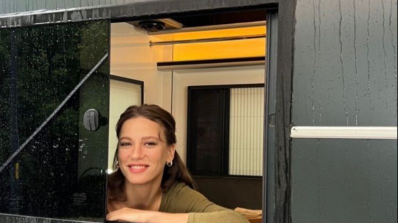 Serenay Sarıkaya karavanda