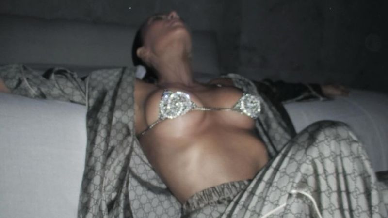 Kim Kardashian küçük iç çamaşırıyla poz verdi