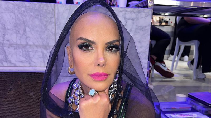 Kanser hastalığıyla mücadele eden Tanyeli podyuma çıktı! Gözyaşlarını tutamadı