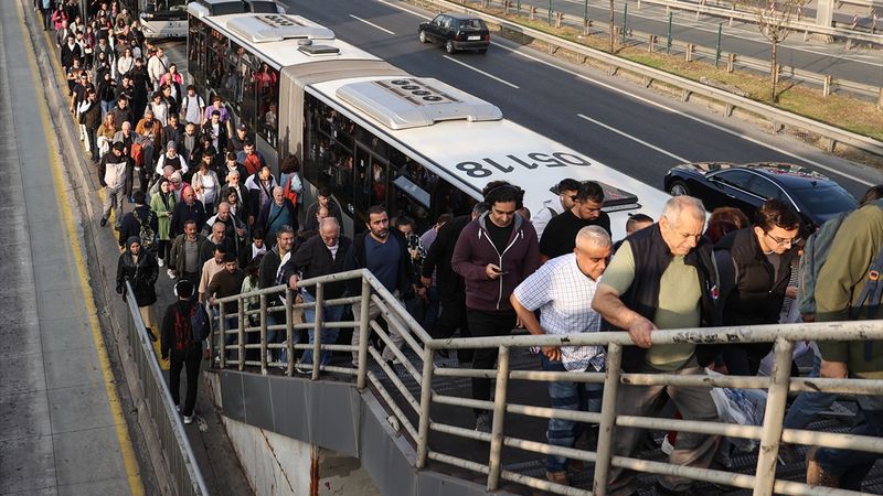 İstanbul'da metrobüs duraklarında yaya trafiği! Uzun kuyruklar oluştu..