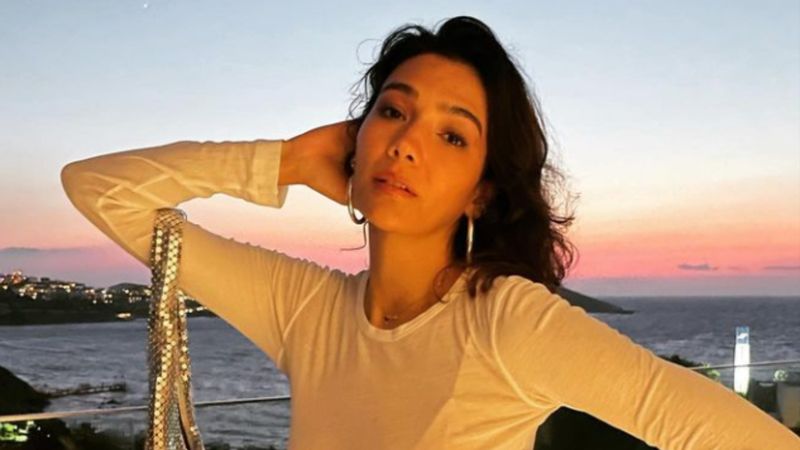 Aybüke Pusat'tan mini elbiseli pozlar! 