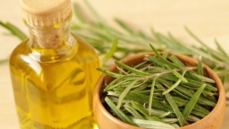 Saç bakımında devrim! Şampuana bunu karıştıran demir gibi güçlü saçlara sahip oluyor!