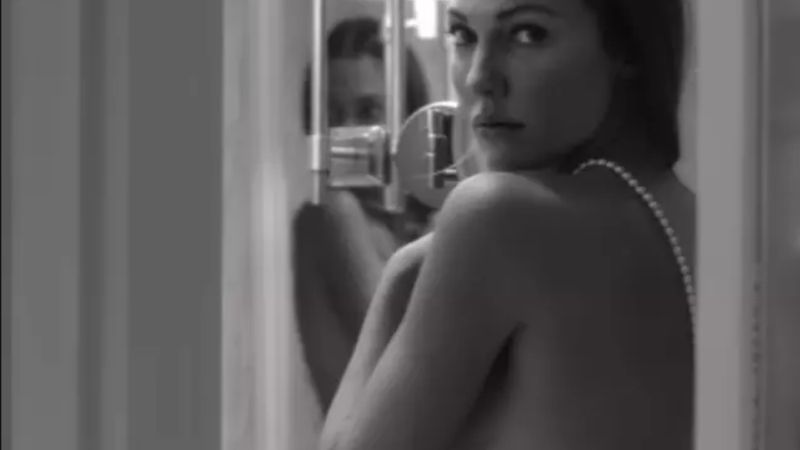 Meryem Uzerli üstsüz poz verdi