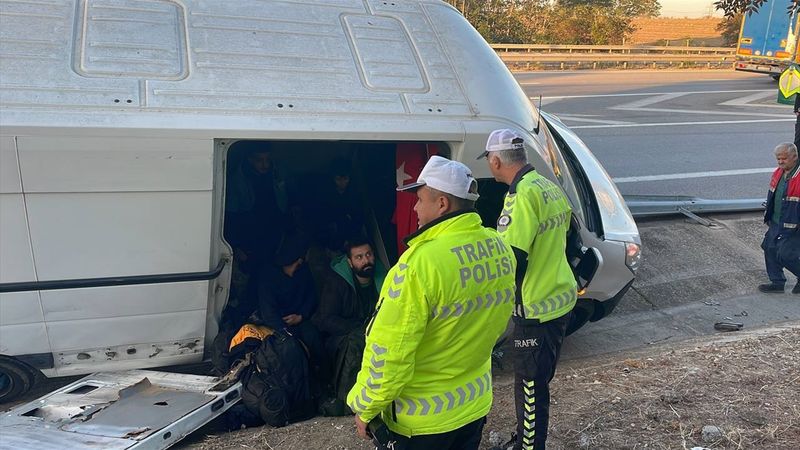 Edirne'de polisten kaçan araç kaza yaptı: 10 kaçak göçmen yakalandı