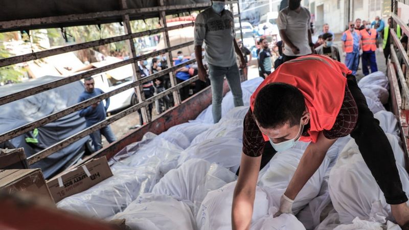 İsrail'in Gazze katliamı! Cenazeler toplu mezarlara gömülüyor