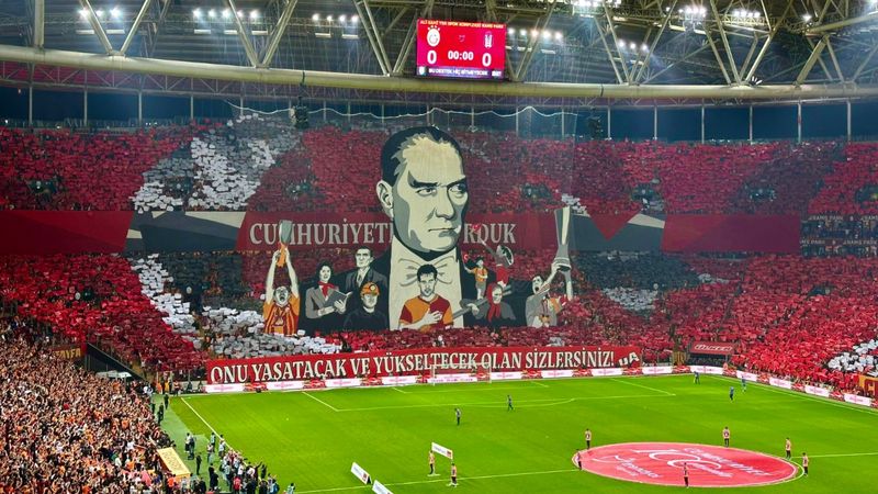Galatasaray tribünlerinden Cumhuriyet'in 100. yılına özel koreografi!