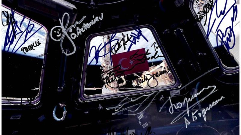 Rus kozmonot, 56 yıl önce uzaya götürdüğü Türk bayrağını hediye etti