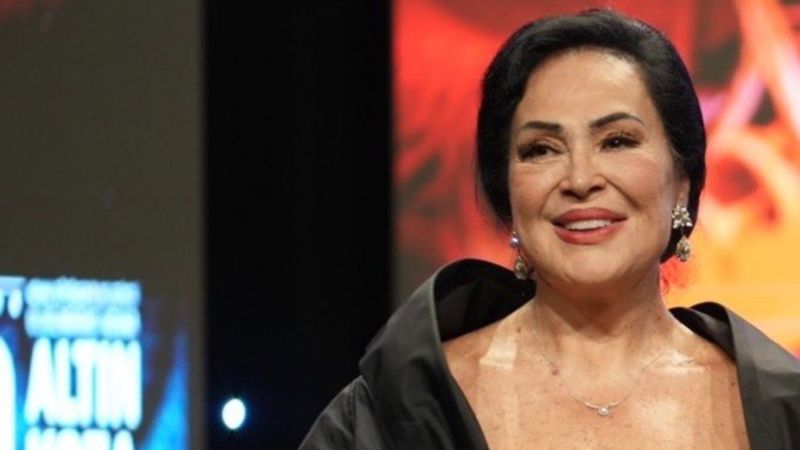 Türkiye, Cumhuriyet'in 100. yılına hazırlanıyor! Türkan Şoray 3 gün önceden Türk bayrağını astı