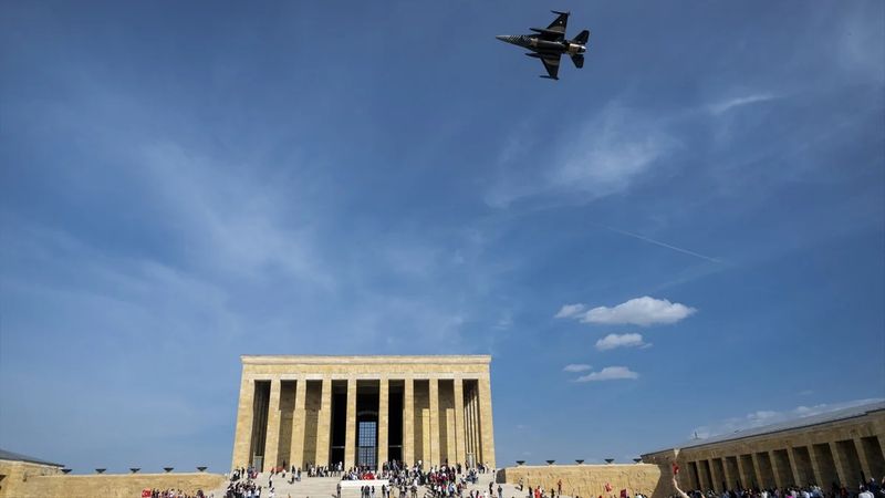 Nefesler tutuldu: SOLOTÜRK, Anıtkabir üzerinde prova uçuşu yaptı