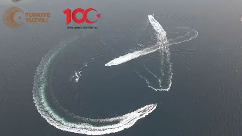 Kırklarelili balıkçılardan 'ay yıldız ile 100. yıl' koreografisi