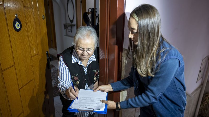 Duygu seli yaşattı! Cumhuriyet'in 100. yılına yazılan mektuplar sahiplerine ulaştırılıyor