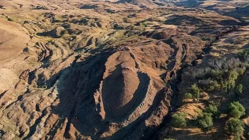 Nuh'un Gemisi bulundu mu? Arkeologlar, Türkiye'deki tekne şeklindeki höyükte bulunan kalıntıları inceledi