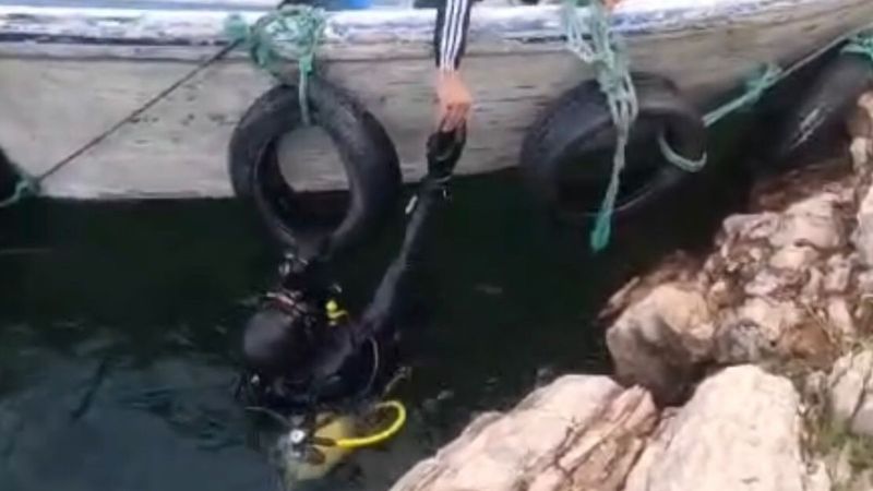 Elazığ'da baraj gölüne düşen telefonu için dalgıç tuttu