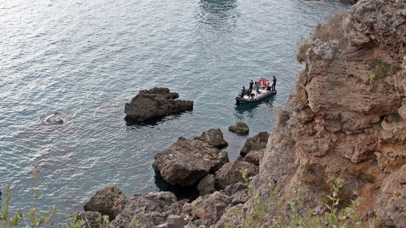 Antalya'da kayalıkta ölü bulunan genç kız elbiselerinden tespit edildi