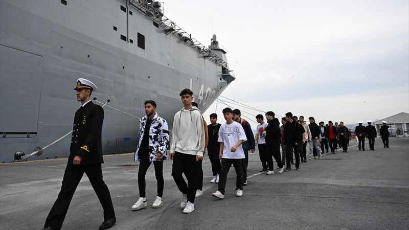 Sarayburnu Limanı'na demirleyen TCG Anadolu gemisi ziyarete açıldı