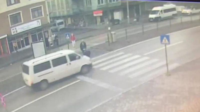 Karabük'te minibüsün yayaya çarptığı anlar kameraya yansıdı