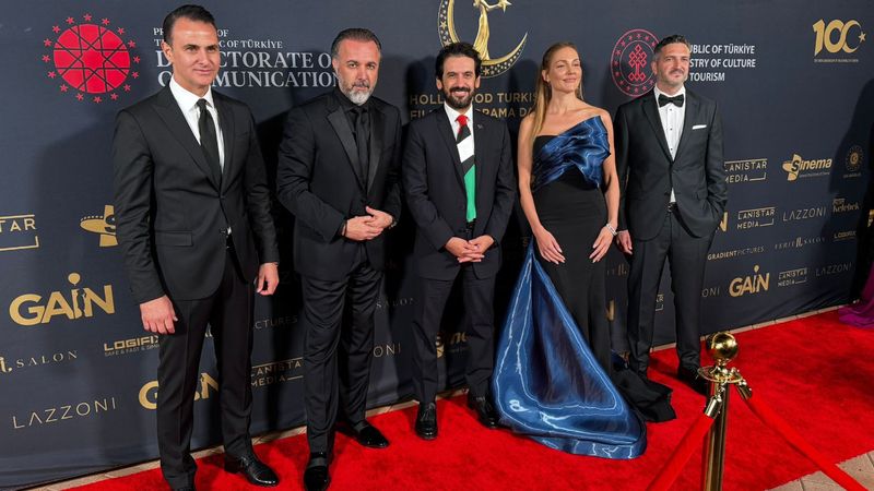 Kültür ve Turizm Bakan Yardımcısı Batuhan Mumcu, Filistin bayrağı renklerini taşıyan kravatla Los Angeles'ta