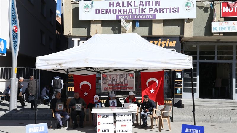 Muş'ta evlat nöbetindeki aileler, çocuklarına çağrıda bulundu