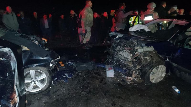 Bitlis'te otomobiller kafa kafaya çarpıştı: 2 ölü 3 yaralı
