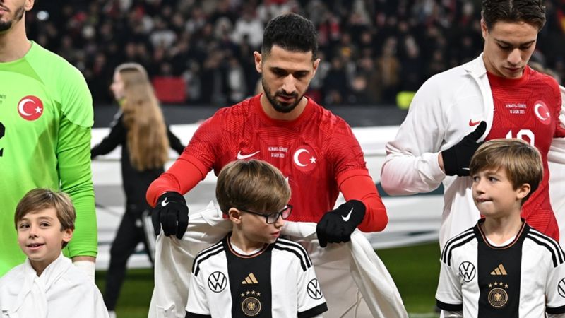 A Milli Takım'da sakatlık! Emre Akbaba oyuna devam edemedi