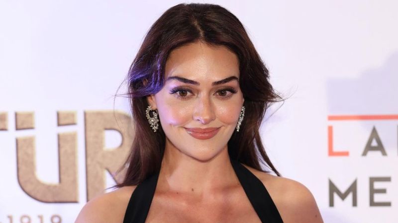 Diriliş Ertuğrul'un Halime Sultan'ı Esra Bilgiç'in mini etekli tarzı olay oldu