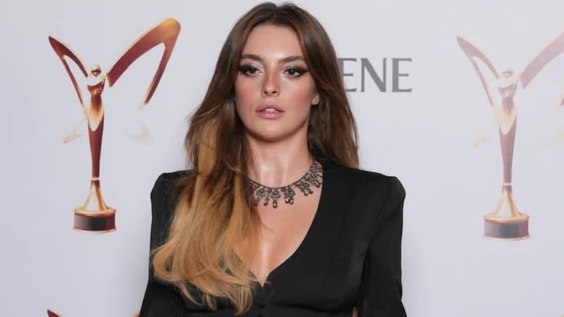 Tarzıyla dikkat çeken Melis Sezen'den asansör pozu