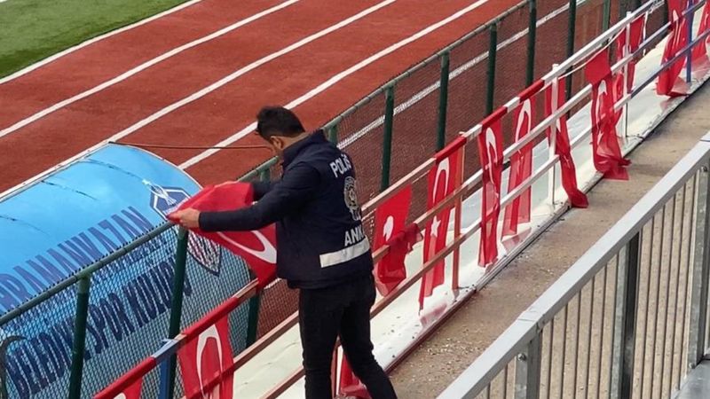 Ankara'daki tribünde görevli polisin Türk bayrağı hassasiyeti