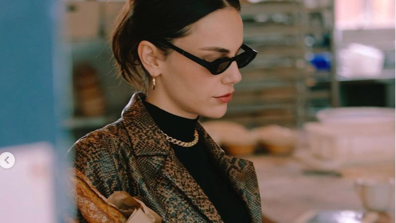 Yağmur Tanrısevsin sokak tarzı: Külotla ekmek almaya gitti