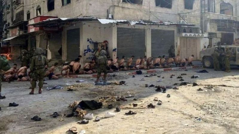 Netanyahu'nun danışmanı, Filistinlilerin yarı çıplak gözaltına alınmasını savundu