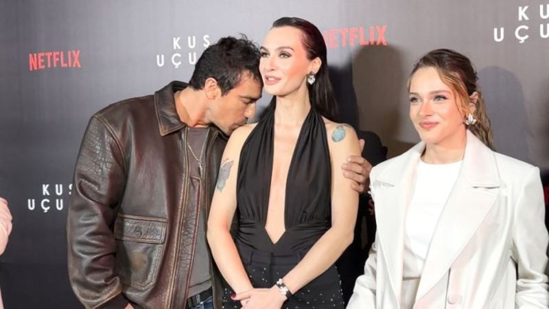 İbrahim Çelikkol'dan şaşırtan hareket: Birce Akalay’ın omzundan öptü