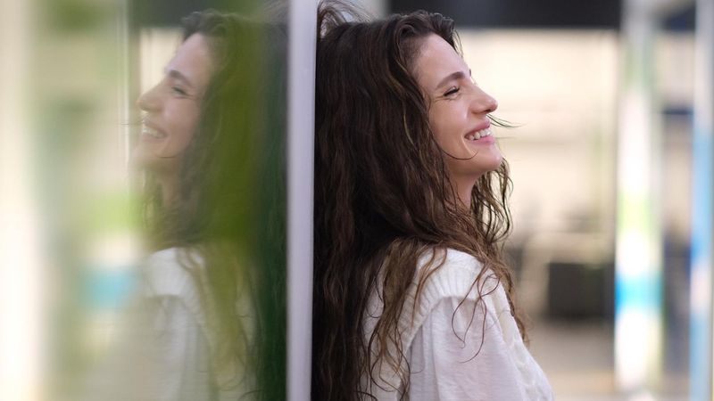 Şifanur Gül sütyen ceket tarzıyla galaya damga vurdu