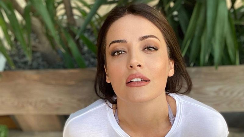 Kuş Uçuşu'nun Müge'si İrem Sak fiziğiyle ayna önünde...