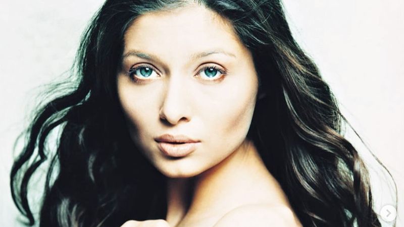 Nihat Odabaşı, Nurgül Yeşilçay'ın cesur pozlarını paylaştı