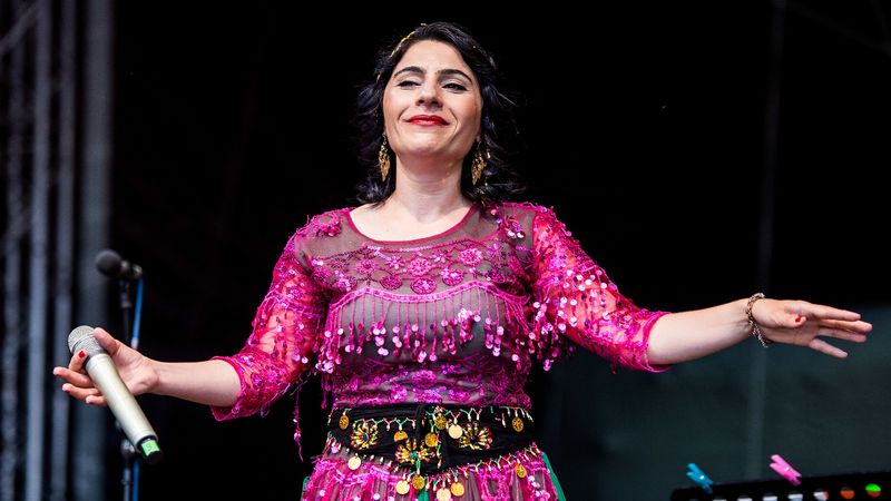 İBB'den bir skandal daha! 'Terör propagandası' yapan Rojda Şenses'e konser