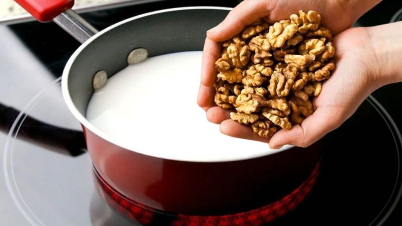 Süt kaynatırken içine 3 tane ceviz ekleyin, bakın ne oluyor