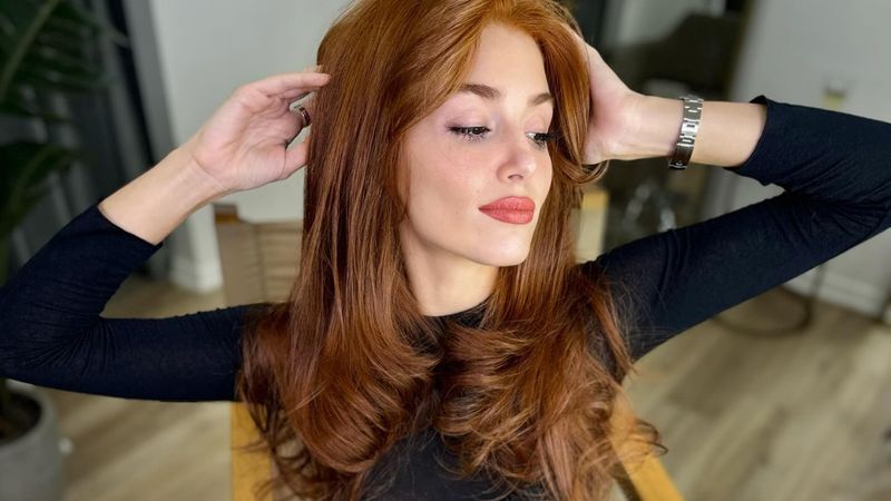 Saçlarını kızıla boyatan Hande Erçel'in paylaşımı sosyal medyayı ikiye böldü