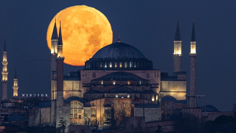 İstanbul'da Ayasofya ile dolunay aynı karede! Fotoğraflar mest etti..